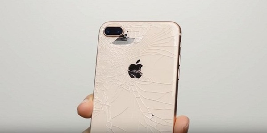 Kính lưng iPhone 8 Plus bị vỡ nghiêm trọng