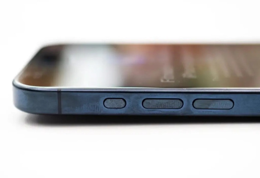 Vỏ iPhone 15 Pro Max bị biến dạng