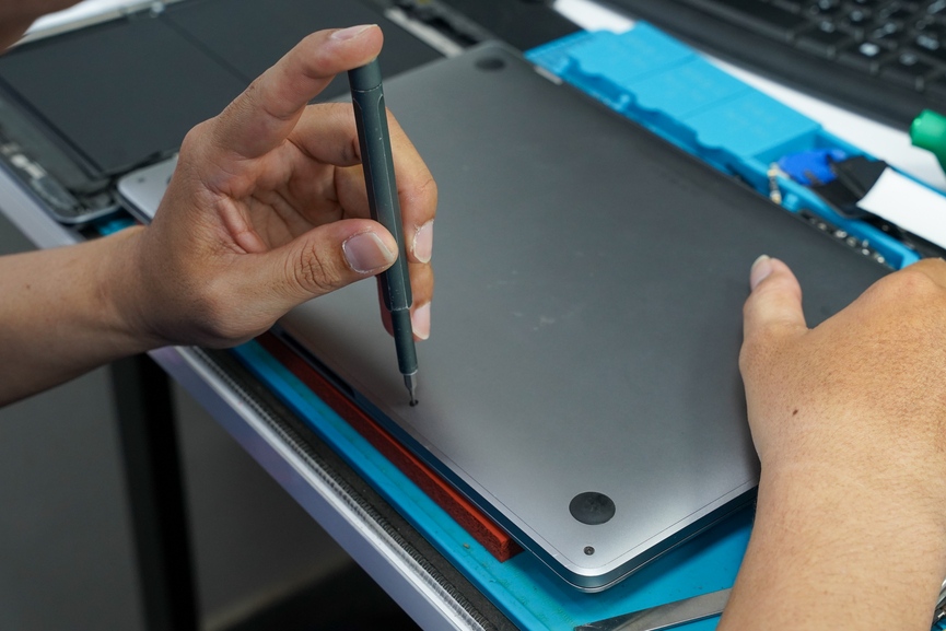 Tháo nắp laptop vệ sinh
