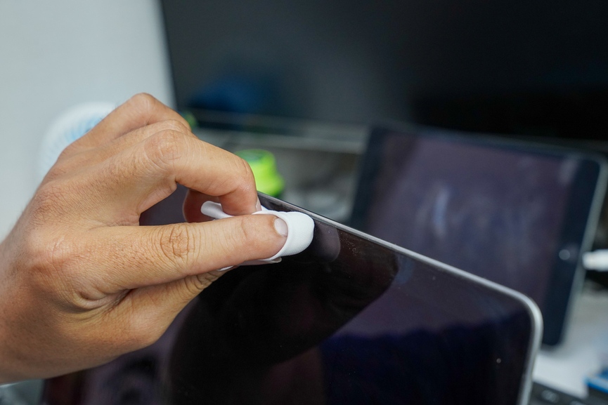 Vệ sinh màn hình laptop