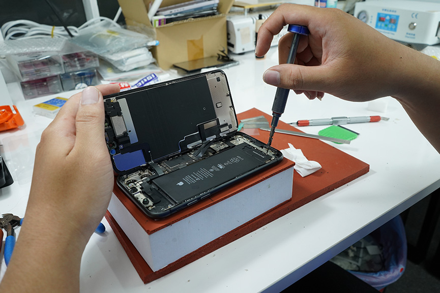 thay pin iphone 15 tại care center