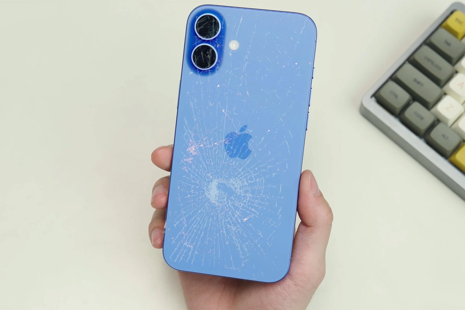 Kính lưng iPhone 16 Plus bị vỡ nghiêm trọng