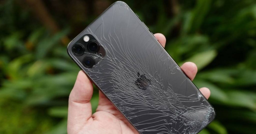 Kính lưng iPhone 16 Plus bị vỡ nghiêm trọng