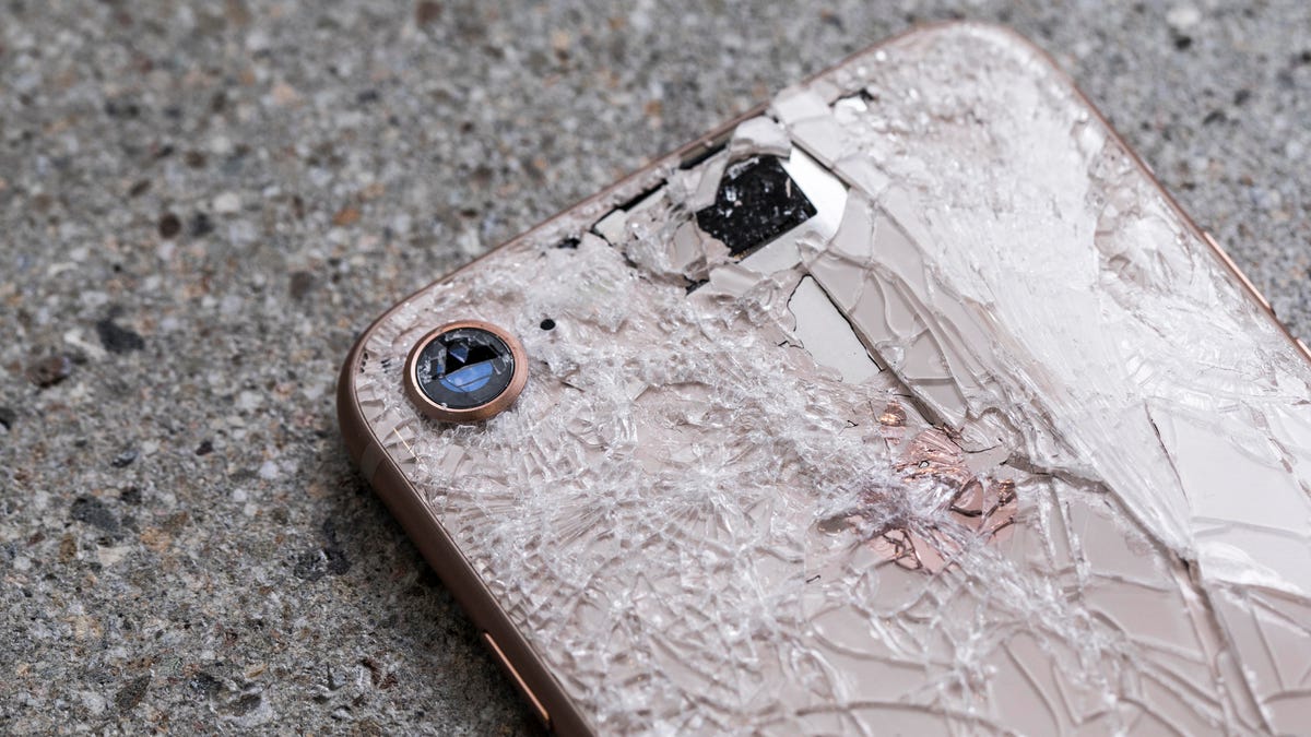 Kính lưng iPhone 8 bị vỡ nghiêm trọng