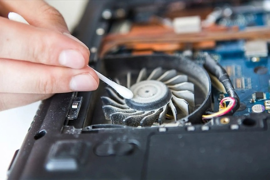 Không vệ sinh laptop thường xuyên