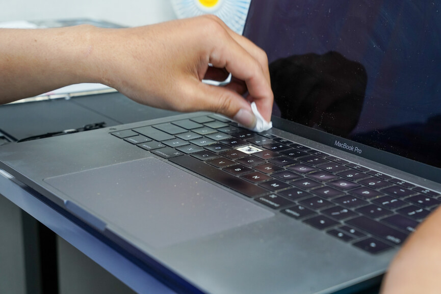 Hướng dẫn sử dụng và bảo dưỡng màn hình laptop sau khi thay