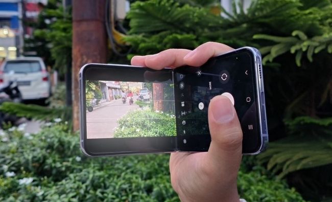 camera samsung z flip4 bị mờ