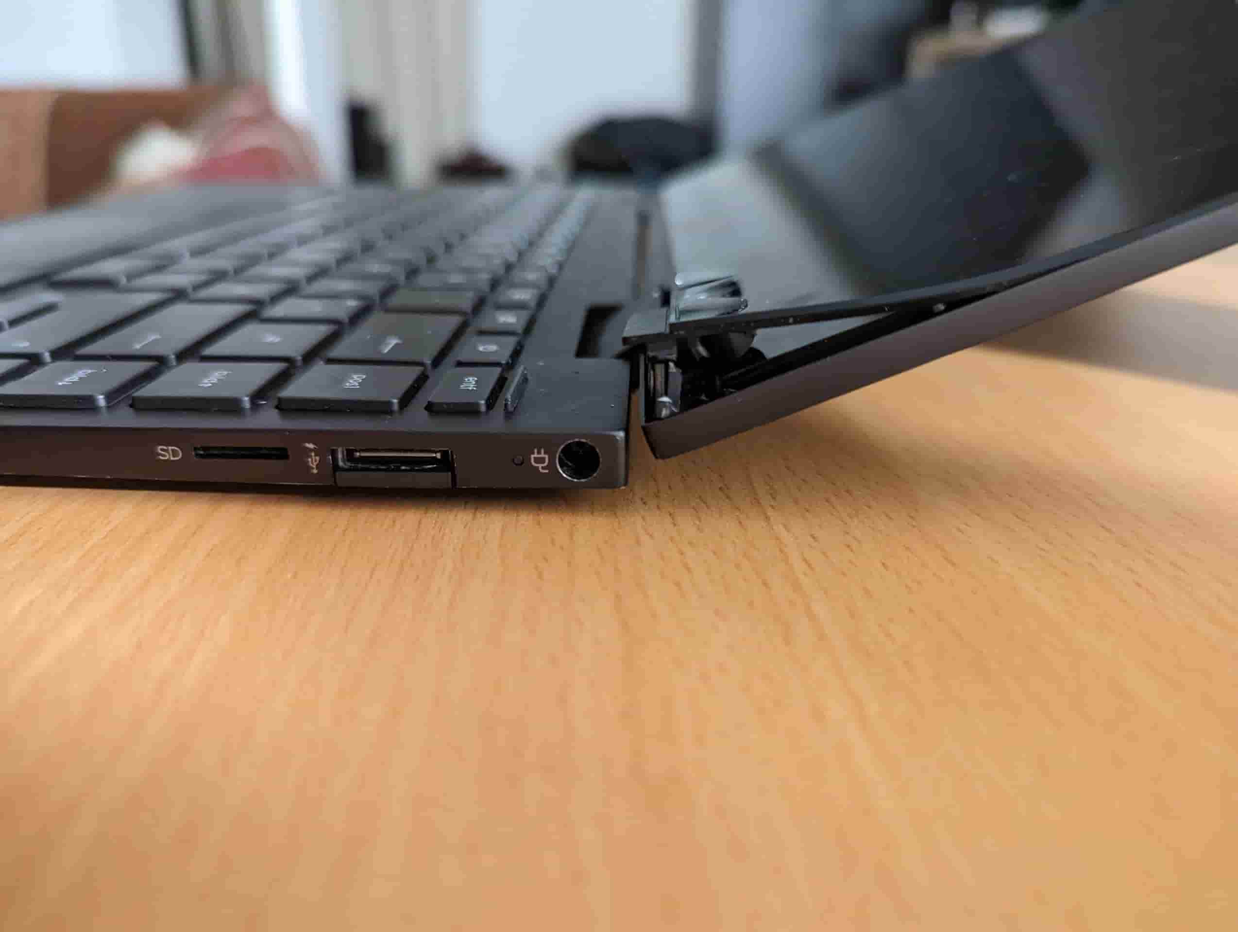 Dấu hiệu bản lề laptop HP bị hỏng