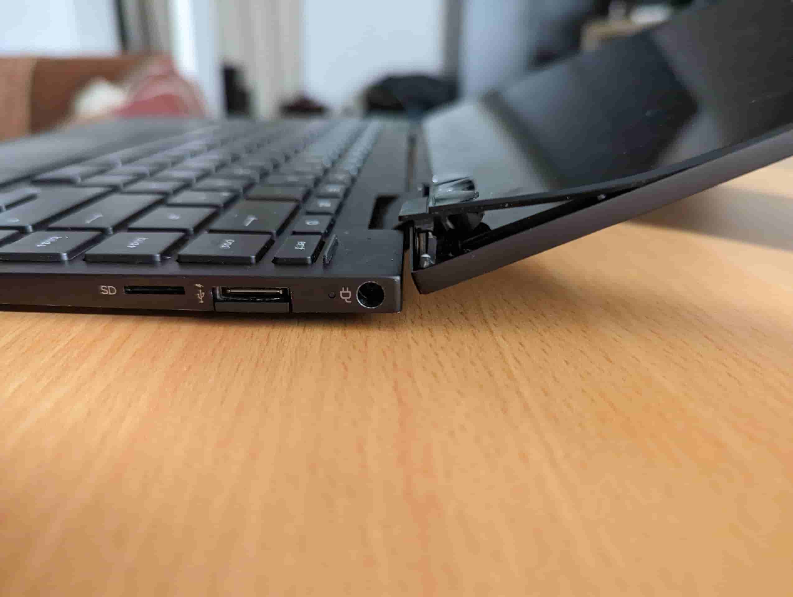 Laptop HP bung bản lề